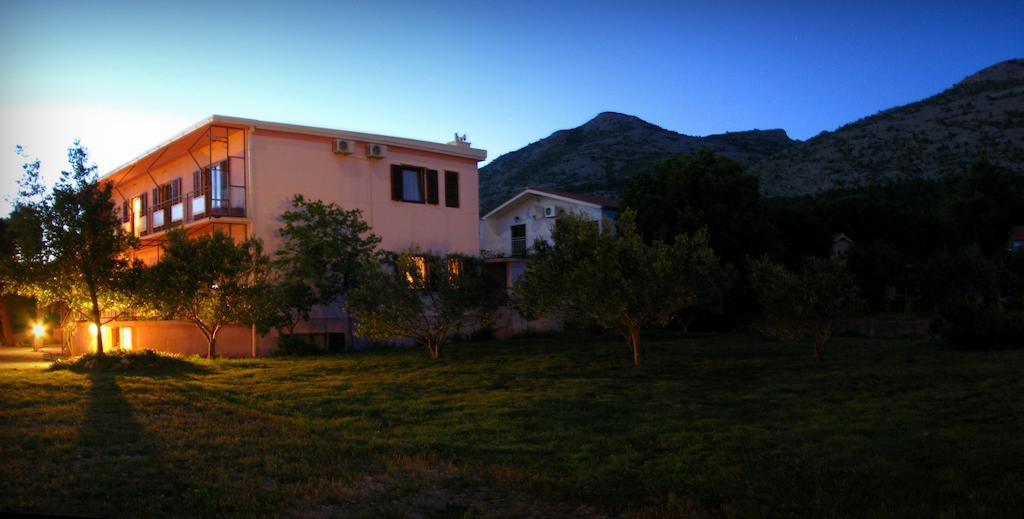 Apartments And Rooms Mare-Monti สตารีกราด-ปาเคลนีซา ภายนอก รูปภาพ