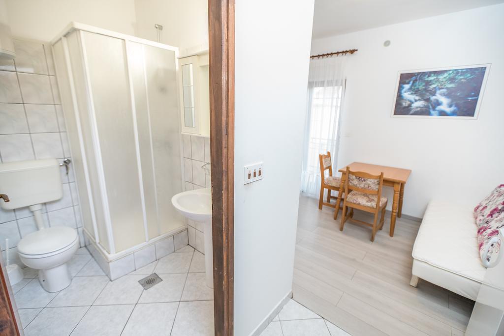 Apartments And Rooms Mare-Monti สตารีกราด-ปาเคลนีซา ภายนอก รูปภาพ