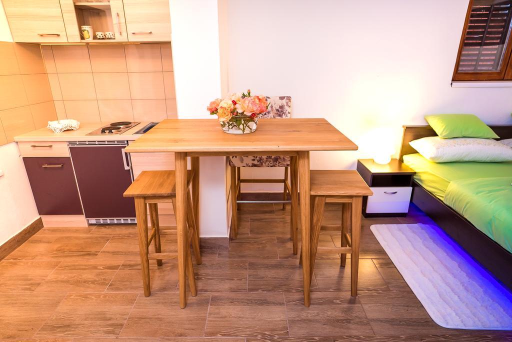Apartments And Rooms Mare-Monti สตารีกราด-ปาเคลนีซา ภายนอก รูปภาพ