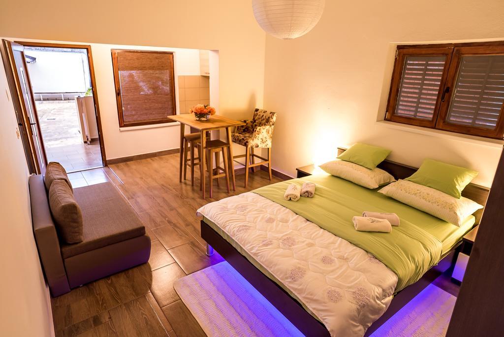 Apartments And Rooms Mare-Monti สตารีกราด-ปาเคลนีซา ภายนอก รูปภาพ