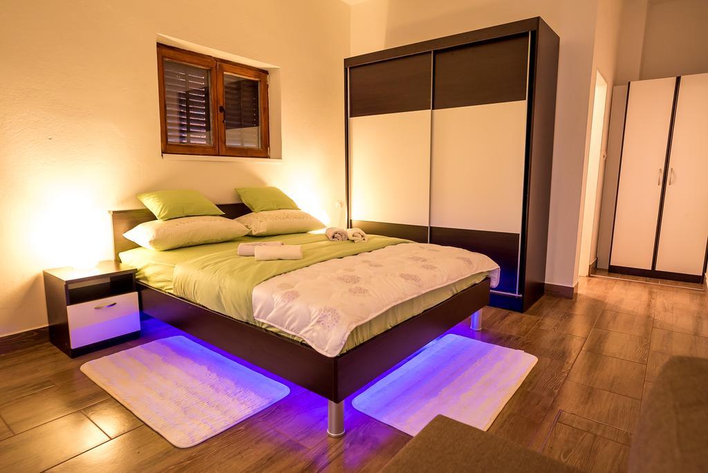 Apartments And Rooms Mare-Monti สตารีกราด-ปาเคลนีซา ภายนอก รูปภาพ
