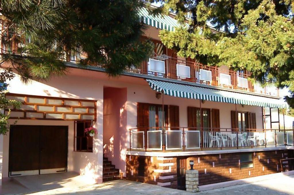Apartments And Rooms Mare-Monti สตารีกราด-ปาเคลนีซา ภายนอก รูปภาพ